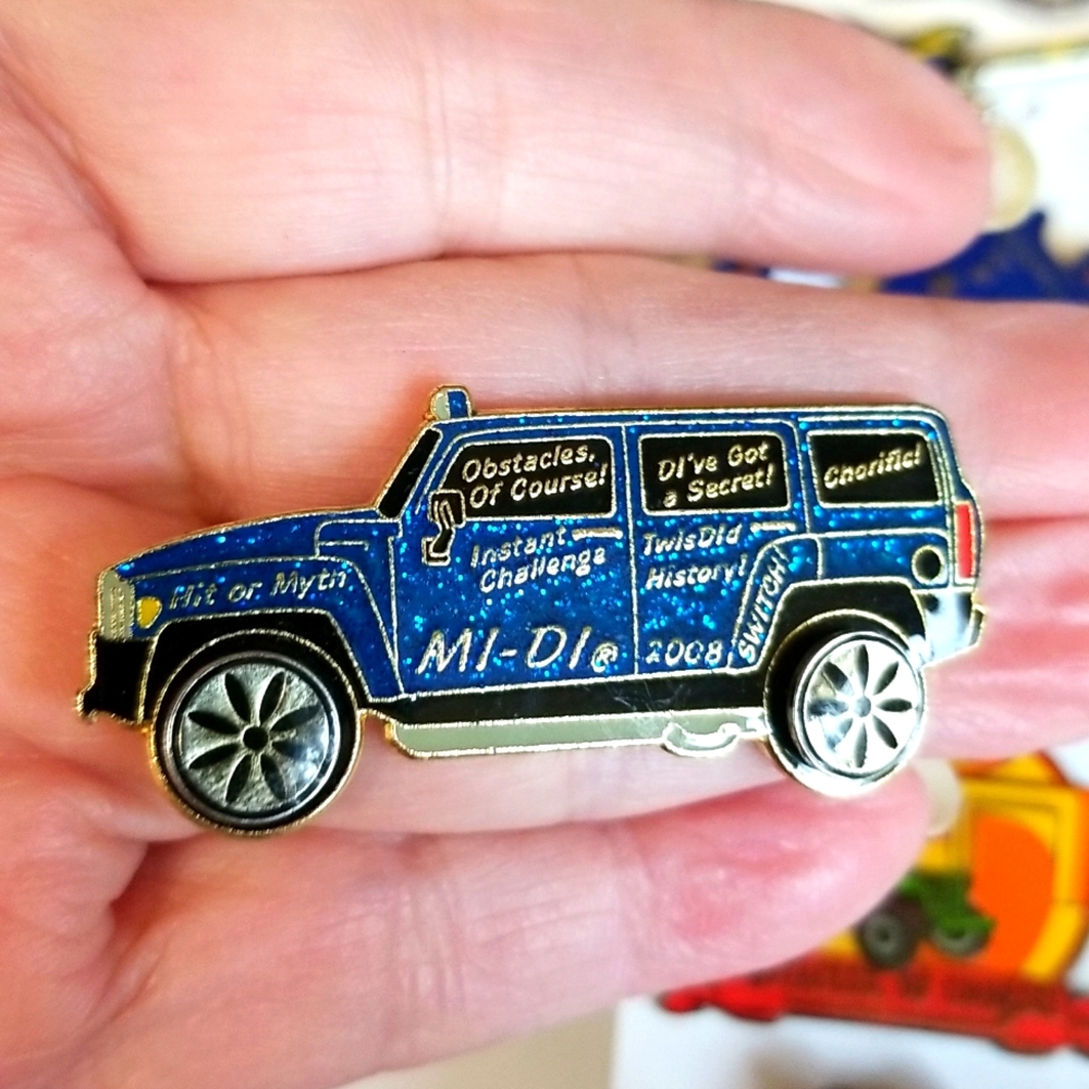 SUV car Glitter ENAMEL pin wheels turn,